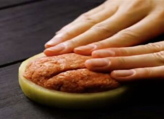 Έκοψε μια ροδέλα κρεμμύδι και τη γέμισε με κιμά – Το αποτέλεσμα είναι απλά πεντανόστιμο!