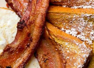 Φτιάξτε το καλύτερο πρωινό που έχετε φάει ποτέ στην ζωή σας! Τηγανισμένο τοστ με τραγανό μπέικον!