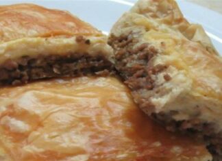 Η συνταγή της ημέρας: Κρεατόπιτα με μπεσαμέλ και μπέικον – Θα τη φτιάχνεις συνέχεια!