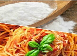 «Απόκρυφο» μυστικό των γιαγιάδων: Το κολπάκι με τη μαγειρική σόδα στη σάλτσα για τα μακαρόνια