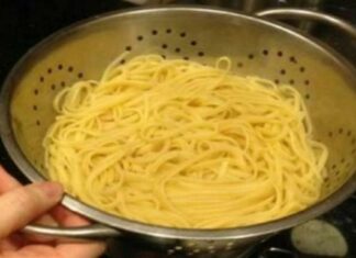 Μήπως στραγγίζετε τα μακαρόνια μέσα σε σουρωτήρι μετά το βράσιμο; Εάν ναι, τότε κάνετε ένα τεράστιο λάθος!