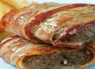 «Τρελαίνει» κόσμο: Τυλίγει μια φέτα μπέικον γύρω από τα μπιφτέκια – Έτσι θα τα πετύχετε