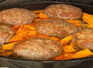 Φτιάχνουμε… «γλυκά» μπιφτέκια: Το υλικό στον κιμά που θα κάνει τη διαφορά