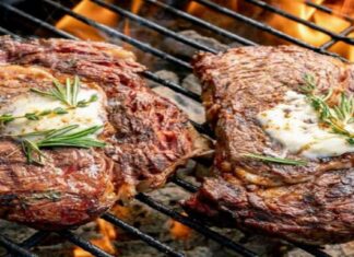 Η τέλεια μπριζόλα στα κάρβουνα: Η μαρινάδα με ξύδι και ελαιόλαδο που θα απογειώσει το κρέας στο ψήσιμο