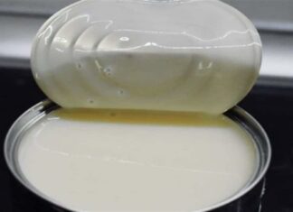 Πήρε ένα κουτί ζαχαρούχο γάλα και το έριξε σε βρασμένο νερό – Μόλις το δείτε, θα τρέξετε να το κάνετε!