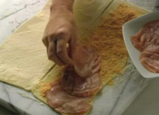 Παίρνει ένα φύλλο ζύμης το πασπαλίζει με τυρί και το σκεπάζει με ζαμπόν! Το αποτέλεσμα; Θα σας ξετρελάνει!