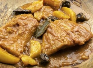 Αγιορείτικος μπακαλιάρος “λουκούμι” με πατάτες, κανέλα και δαμάσκηνα