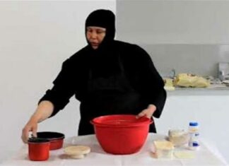 Η γερόντισσα Άννα φτιάχνει πρόσφορο μπροστά στην κάμερα!