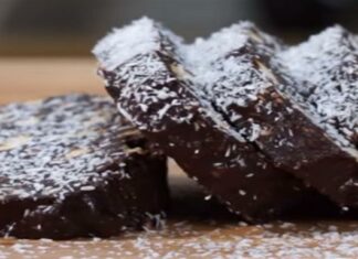 Πασχαλιάτικο έδεσμα: Γλυκό ψυγείου με σοκολάτα, μπισκότο και ζαχαρούχο γάλα έτοιμο στο πιτς φυτίλι