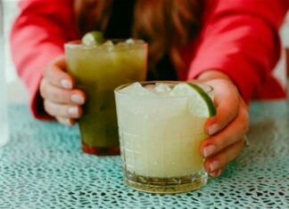 Δεν μπορείς να πας για ποτό; Φτιάξε την πιο γευστική σπιτική μαργαρίτα!