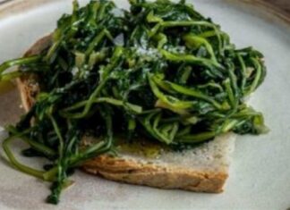 Βραστά χόρτα με λεμόνι από την Αργυρώ Μπαρμπαρίγου – Όπως τα τρώνε στο νησί της Πάρου