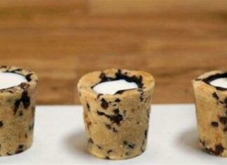 Φτιάχνει σφηνάκια από ζύμη και τα γεμίζει σοκολάτα και…Το αποτέλεσμα, θα σας ξετρελάνει! (video)