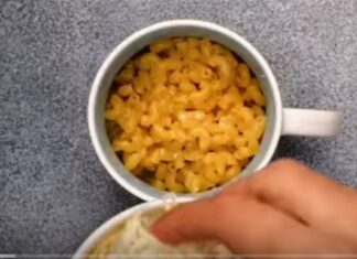 Βάζει σε μια κούπα μακαρόνια, γάλα και τυρί και τη βάζει στο φούρνο μικροκυμάτων – Το αποτέλεσμα θα σας ξετρελάνει!