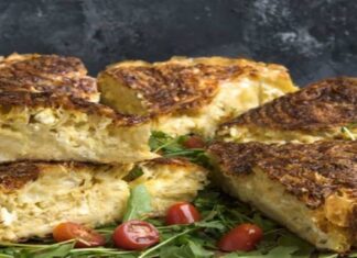 «Αφρατομπαμπάτσικη» τυρόπιτα σουφλέ με κρεμώδη γέμιση από ανθότυρο και γιαούρτι έτοιμη στο τσακ μπαμ