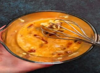 Ανακατεύει μέσα σε μια κανάτα αυγά, μπέικον και τυρί τριμμένο! Το αποτέλεσμα θα σας ξετρελάνει!