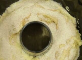 Έφτιαξε ένα λαχταριστό κέικ – Όταν κοίταξε το κέντρο έπαθε σοκ με το μυστικό συστατικό