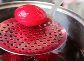 Βάψιμο κόκκινων αυγών: Το μυστικό για να μη σπάνε στο βράσιμο – Το άγνωστο τρικ με το βετέξ