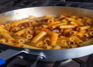 Να τρώει η μάνα και του παιδιού να μη δίνει: Η πιο εναλλακτική συνταγή για μακαρόνια στο τηγάνι