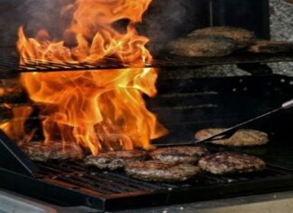 Το τέλειο κόλπο του μπαμπά στο μπάρμπεκιου: Το άγνωστο τρικ για να μη διαλυθούν ποτέ ξανά τα μπιφτέκια