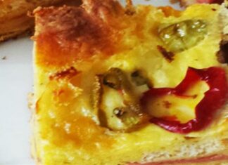 Γρήγορη πίτσα με ψωμί του τοστ, αυγά και κρέμα γάλακτος