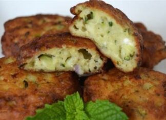 Συνταγή για αφράτους κολοκυθοκεφτέδες με τυρί και το μυστικό για να μην “ρουφάνε” το λάδι