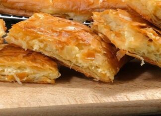 Η τυρόπιτα της Κυριακής: Πίτα με μπεσαμέλ και τυριά