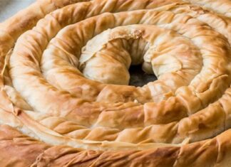 Χωριάτικη στριφτή τυρόπιτα: Εύκολη, γρήγορη και λαχταριστή συνταγή