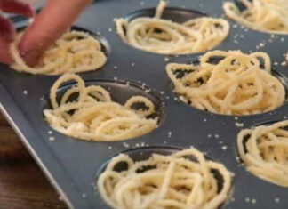 Έβαλε σπαγγέτι σε μια φόρμα για μάφιν. Αυτό που έφτιαξε θα εντυπωσιάσει τους καλεσμένους σας