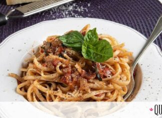 Άκης Πετρετζίκης: Σπαγγέτι με σάλτσα ντομάτας