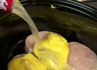 Βάζει στο ταψί μπριζόλες και ρίχνει από πάνω μόνο 2 υλικά…Το καλύτερο πιάτο για την Τσικνοπέμπτη!