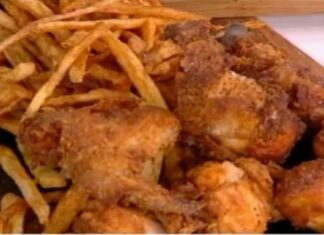 Τηγανητές φτερούγες και μπουτάκια κοτόπουλου με σπιτική γλυκόξινη σως! (Video)