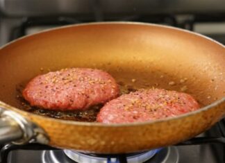 Πώς να ψήσετε τέλεια τα μπιφτέκια στο τηγάνι – Το κόλπο με το λάδι για να πετύχουν