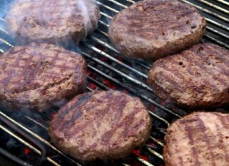 Μπιφτέκια σχάρας: Ο κιμάς πρέπει να είναι μαλακός και συμπαγής για να πετύχουν