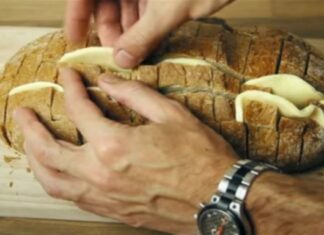 Χαράζει μια φραντζόλα ψωμί και βάζει ανάμεσα τυρί. Με το αποτέλεσμα θα γλείφετε τα δάχτυλά σας!