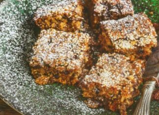 Νηστίσιμη σιροπιαστή σταφιδόπιτα από την Αργυρώ Μπαρμπαρίγου – Πασπαλισμένη με μπόλικη άχνη και κανέλα