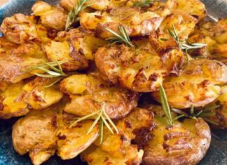 «Τσακιστές» πατάτες φούρνου με μυρωδικά και γεύση που θυμίζει τηγανητή πατάτα