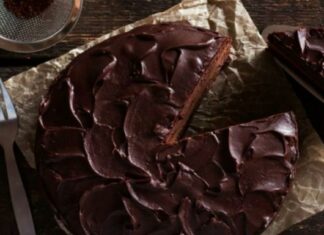 Νηστίσιμη τούρτα σοκολάτας με κανέλα – Η Αργυρώ Μπαρμπαρίγου έκανε πάλι τα μαγικά της