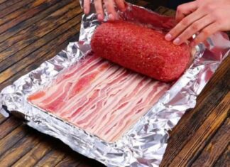 Άπλωσε 10 φέτες μπέικον στο αλουμινόχαρτο και τύλιξε τον κιμά – Δείτε το αποτέλεσμα και θα σας τρέχουν τα σάλια!