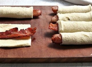 Παίρνει μπέικον, το βάζει μέσα σε ψωμί και το βουτάει σε αυγό – Θα θέλετε να το κάνετε