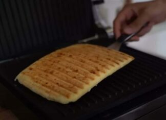 Σε 5 λεπτά είναι έτοιμη: Τυρόπιτα στην τοστιέρα χωρίς φύλλο με τρία μόνο υλικά – Το πιο εύκολο κολατσιό