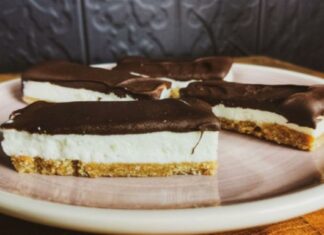 Για να τρως χωρίς τύψεις όλο το καλοκαίρι: Απίστευτο γλυκό ψυγείου με σοκολάτα και τυρί κρέμα