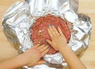 Βάζει τον κιμά στο αλουμινόχαρτο και τον γεμίζει με μακαρόνια- Θα γλείφετε τα δάχτυλά σας!