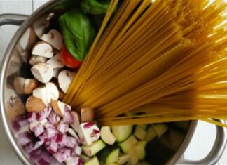 Βάζει μακαρόνια και λαχανικά μέσα στην κατσαρόλα για 10 λεπτά – Θα γλείφετε τα δάχτυλά σας!