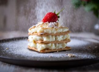 Γίνεται στο πι και φι: Λαχταριστό μιλφέιγ με μόνο 3 υλικά που όλοι έχουν στην κουζίνα