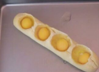 Έκανε σε ένα ψωμί 4 τρύπες και έριξε από ένα αυγό μέσα σε αυτές – Δεν έχετε ξαναδοκιμάσει κάτι τέτοιο