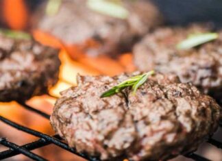 Ολοστρογγυλά, σφιχτά και ζουμερά μπιφτέκια: Το έξυπνο τρικ για να μη διαλύονται στο ψήσιμο