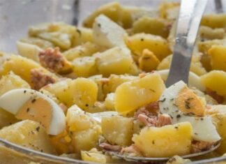 Καλοκαιρινή συνταγή για πατατοσαλάτα με καρότα, αυγό και λαχανικά