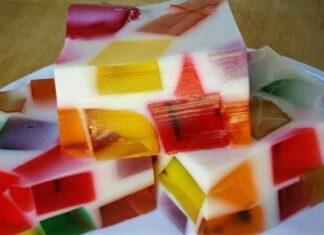 Το γλυκό του καύσωνα: Δροσερό και καλοκαιρινό ψηφιδωτό ζελέ – Έτοιμο σε 15 λεπτά!