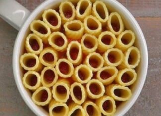 Βάζει μακαρόνια σε μία κούπα του καφέ, όταν δείτε το αποτέλεσμα θα τρέξετε στην κουζίνα σας!