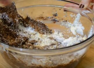 Ανακατεύει σε ένα μπολ ζαχαρούχο γάλα, καρύδα και σοκολάτα – Με το αποτέλεσμα θα γλείφετε τα δάχτυλά σας!